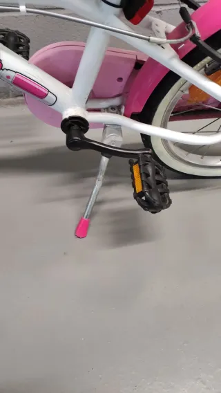 Bicicleta infantil rosa y blanca