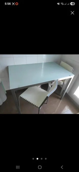 Mesa de cristal y metal plateado