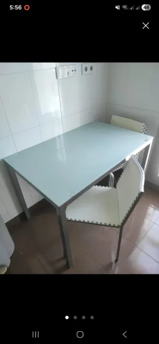 Mesa de cristal y metal plateado