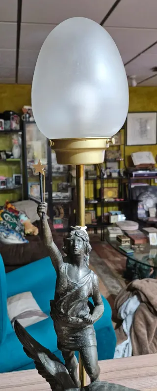 Lámpara antigua figura bronce águila