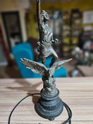 Lámpara antigua figura bronce águila