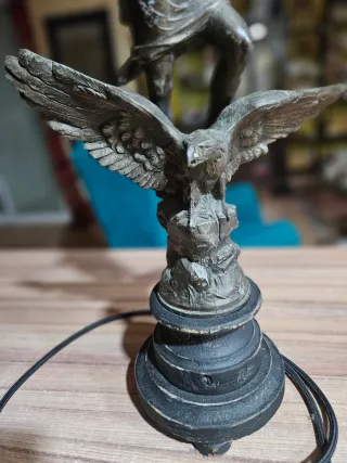 Lámpara antigua figura bronce águila