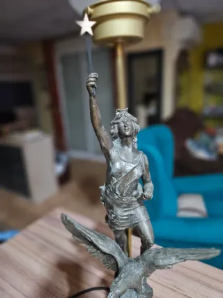 Lámpara antigua figura bronce águila