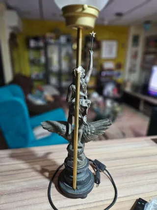 Lámpara antigua figura bronce águila