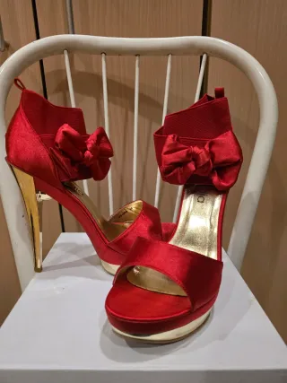 Sandalias de tacón rojas y doradas T38