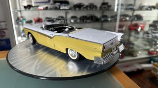 Ford Fairlane 500 1957 Skyliner escala 1:18