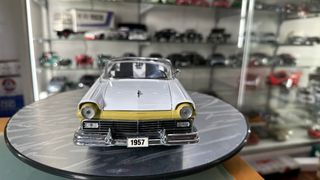 Ford Fairlane 500 1957 Skyliner escala 1:18