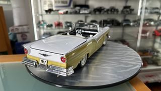 Ford Fairlane 500 1957 Skyliner escala 1:18