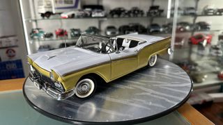 Ford Fairlane 500 1957 Skyliner escala 1:18