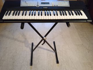 Tastiera elettronica  Yamaha YPT-200 con supporto