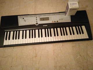 Tastiera elettronica  Yamaha YPT-200 con supporto