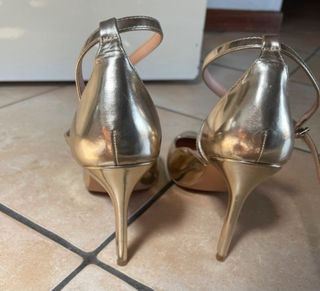 Scarpe eleganti oro con cinturino