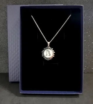 Medalla Virgen con cadena plateada. Acero