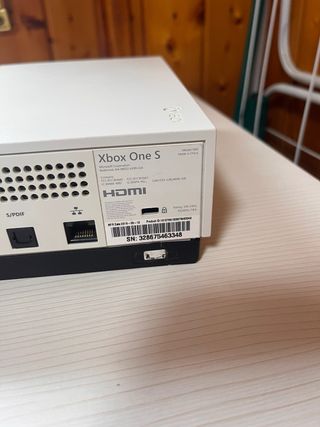Xbox One S Blanca + 3 Mandos + Batería