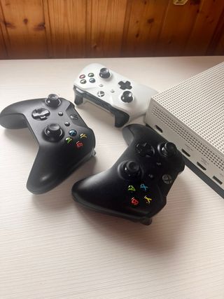 Xbox One S Blanca + 3 Mandos + Batería