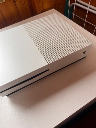 Xbox One S Blanca + 3 Mandos + Batería