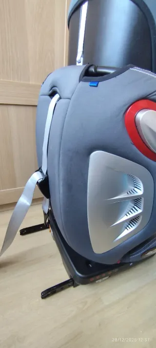 Seggiolino auto per bambini grigio