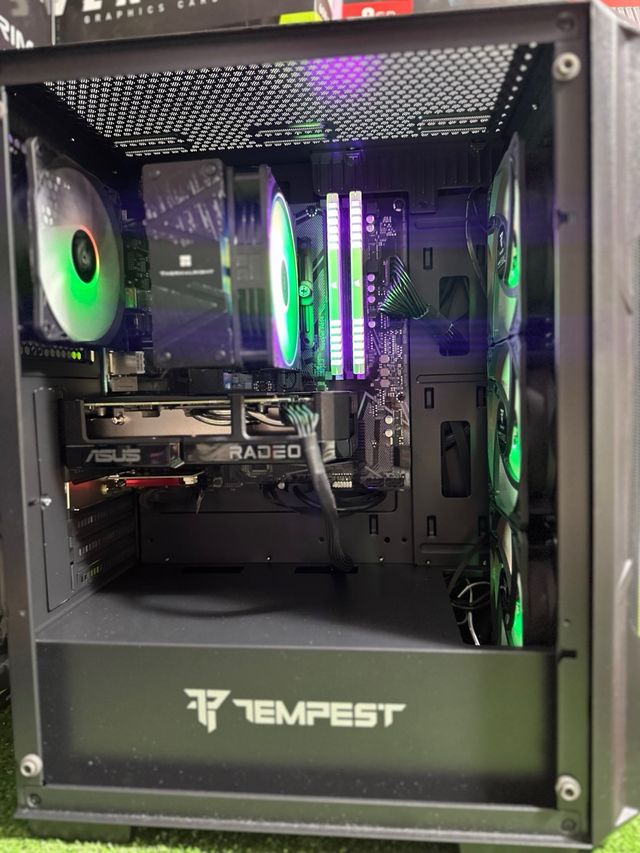 PC GAMING R7 5800X / 32 gb / RX 9060XT 16 Gb