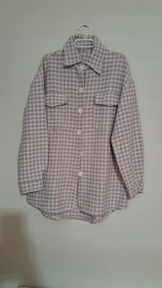 Camisa tipo chaqueta gris y blanco