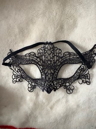 Antifaz de encaje negro