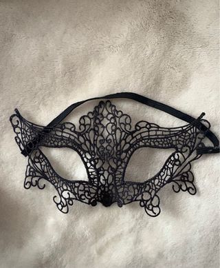 Antifaz de encaje negro
