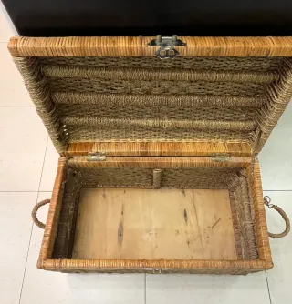 Baúl antiguo mimbre estilo rústico vintage