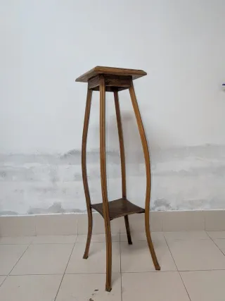 Pedestal de madera tallada