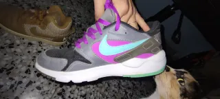 Zapatillas Nike grises, moradas y turquesa