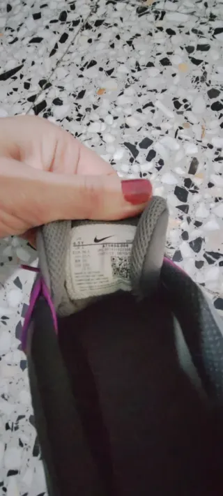 Zapatillas Nike grises, moradas y turquesa