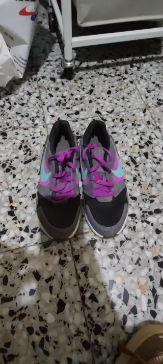 Zapatillas Nike grises, moradas y turquesa