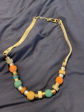 Collar de cuero con cuentas multicolores