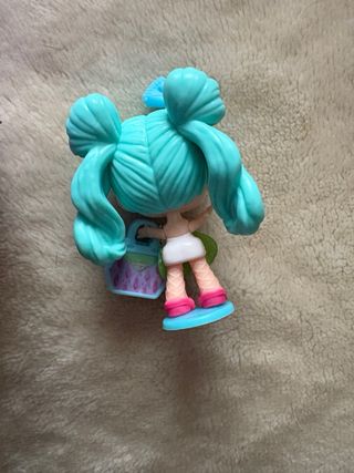 Muñeca pequeña con accesorio