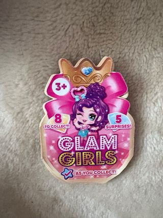 Muñeca pequeña con accesorio