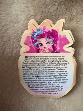 Muñeca pequeña con accesorio