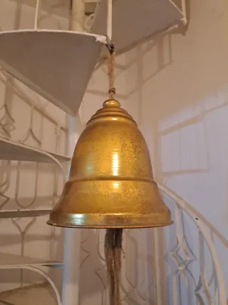 Campana decorativa in metallo dorato