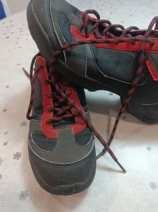 Zapatos de montaña Quechua negros y rojos