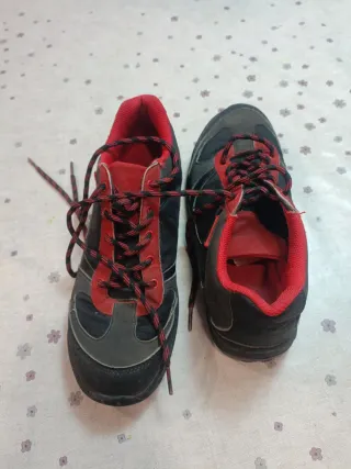 Zapatos de montaña Quechua negros y rojos