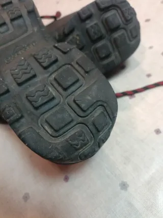 Zapatos de montaña Quechua negros y rojos