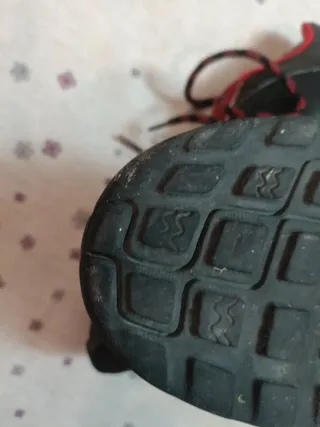 Zapatos de montaña Quechua negros y rojos