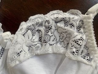 Tre reggiseni in cotone bianco