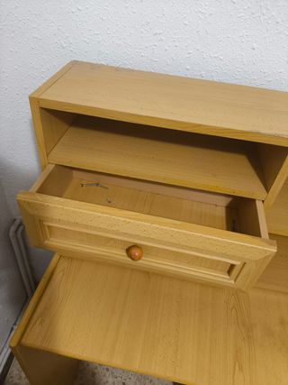 Escritorio madera con cajonera y estantes