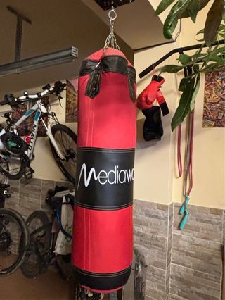 Saco de boxeo Mediawave rojo + guantes