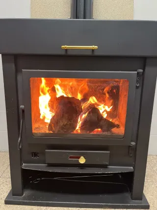 Estufa de acero para leña.