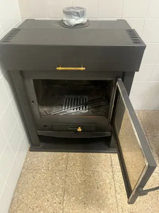 Estufa de acero para leña.