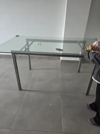 Mesa de cristal y metal