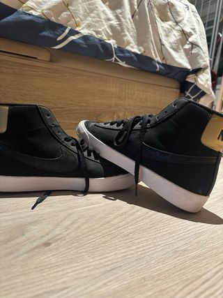 Zapatillas Nike Negras y Doradas