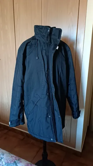 Parka negra con capucha