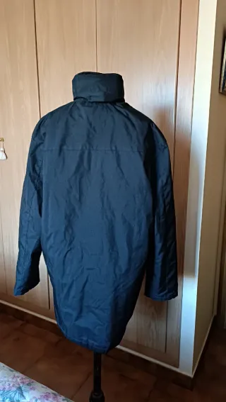 Parka negra con capucha