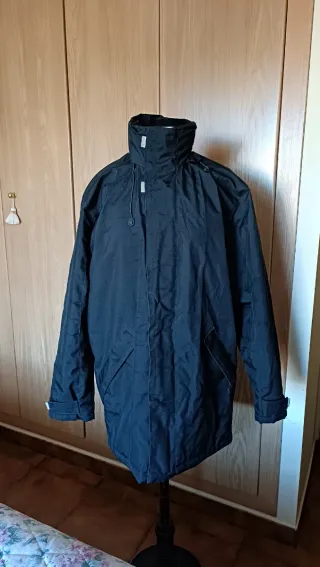 Parka negra con capucha
