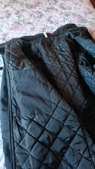 Parka negra con capucha